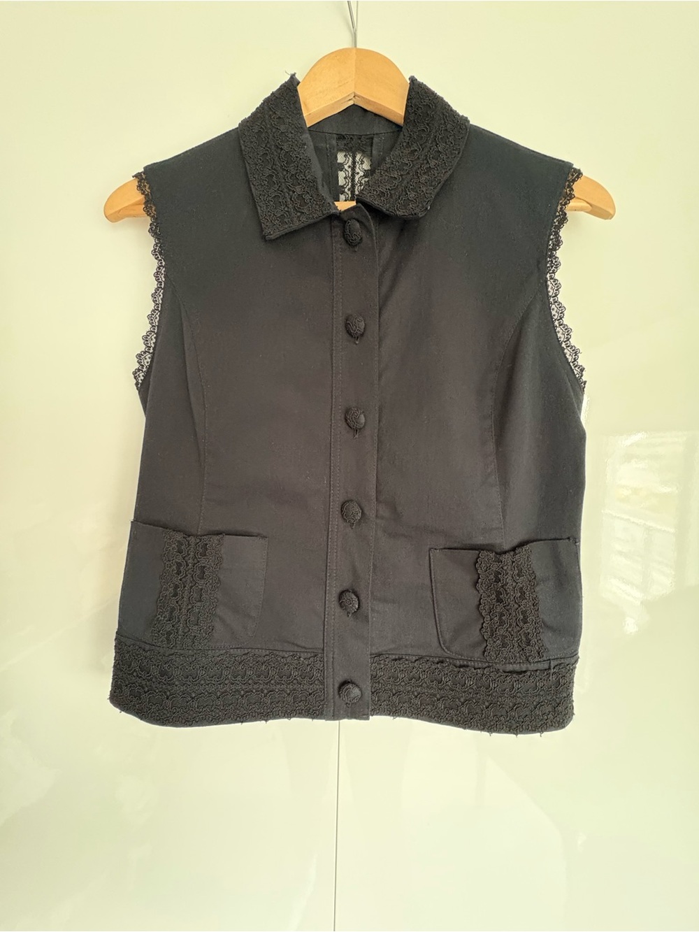 Polvere Black Sleeveless Button Front Lace Trim Vest, size 44 (IT)